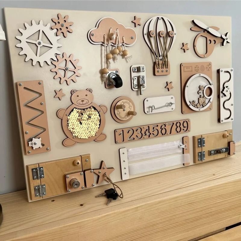 Montessori-aktivitetsbräda med dörrar & lås – 40 × 60 cm