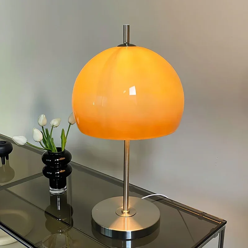 Bordslampa med amberfärgad glasdome skärm