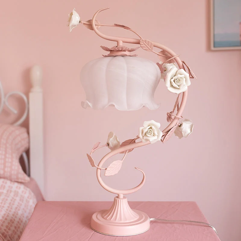 Romantisk Bordlampe i Glas med Ægte Rosendesign