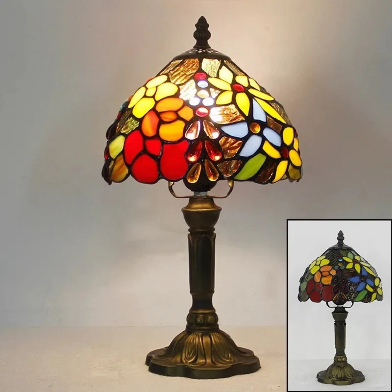 Färgat glas bordslampa med blomsterdesign