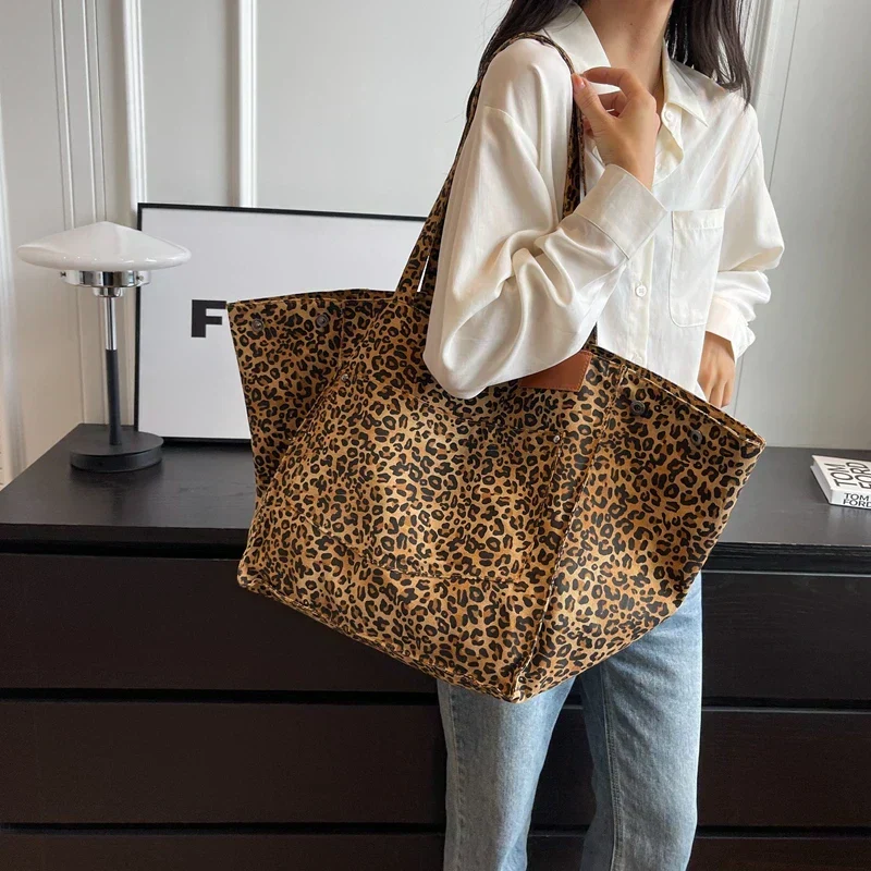 Oversized skuldertaske i stof med leopardmønster - lilla