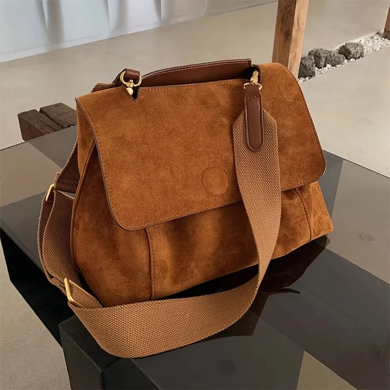 Elegant skuldertaske i blødt ruskind til efterår og vinter