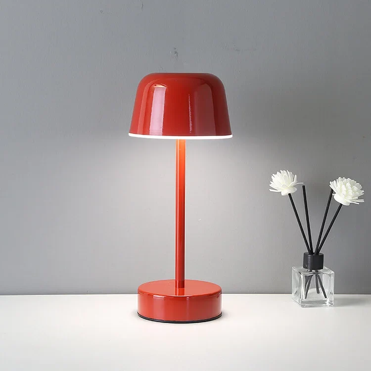 Bordslampa med modernt metall dimbar design