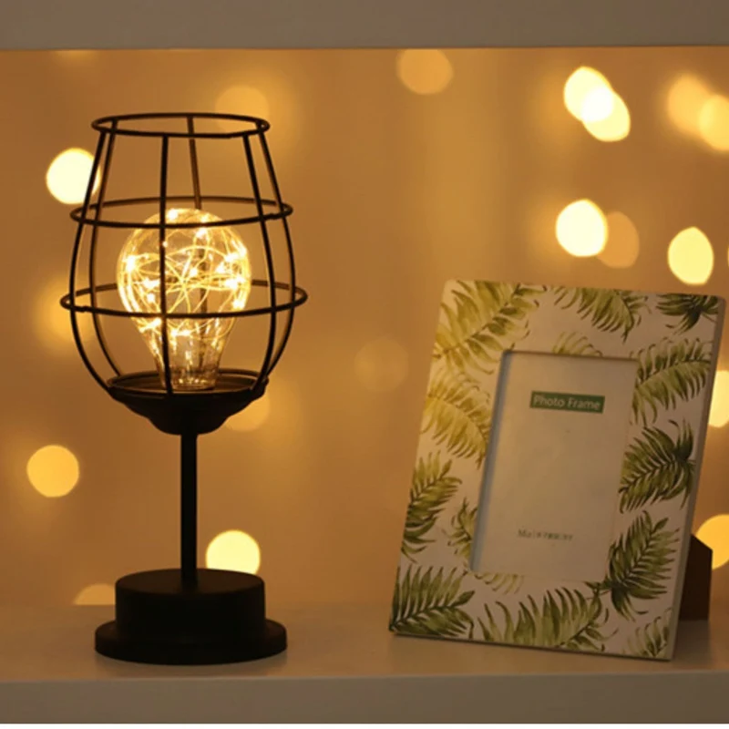 Elegant Sort Bordlampe i Metal til Moderne Indretning