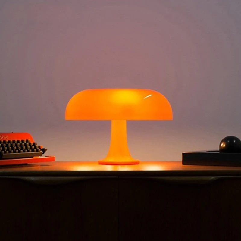 Bordslampa med minimalistisk svampdesign