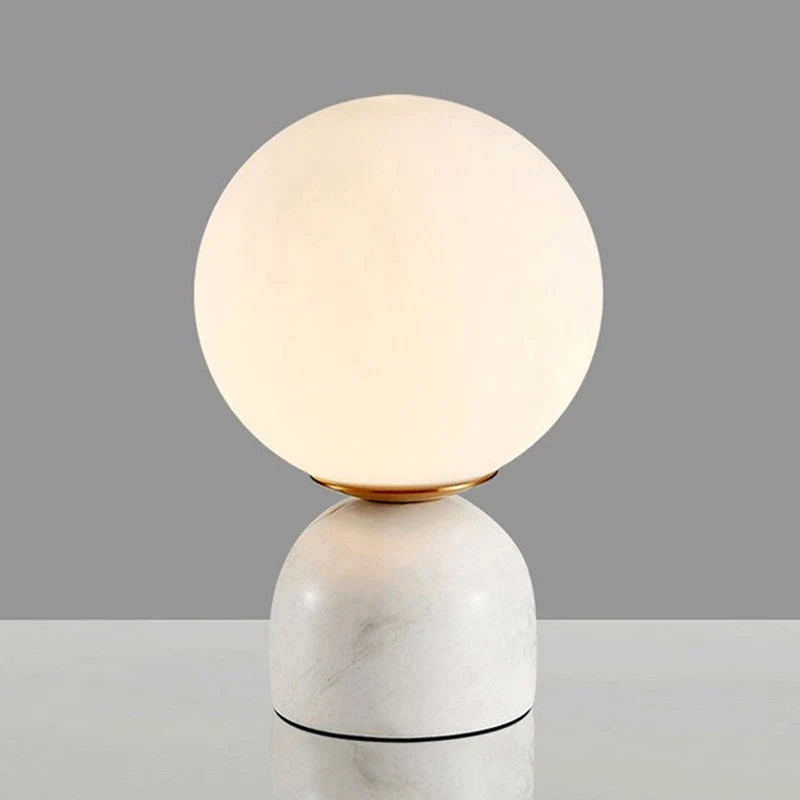 Bordslampa med glasglob och stenfot