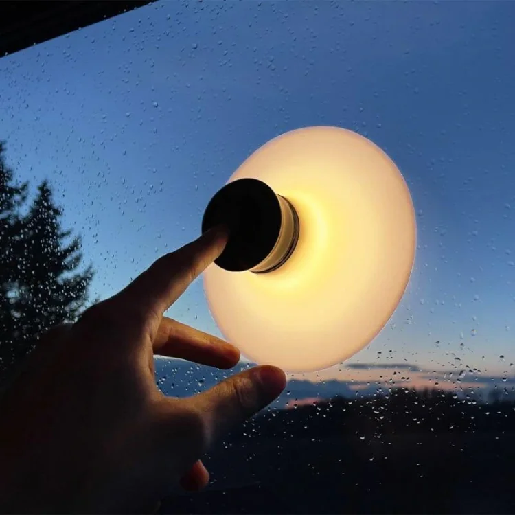 LED vägglampa med uppladdningsbart sugfäste