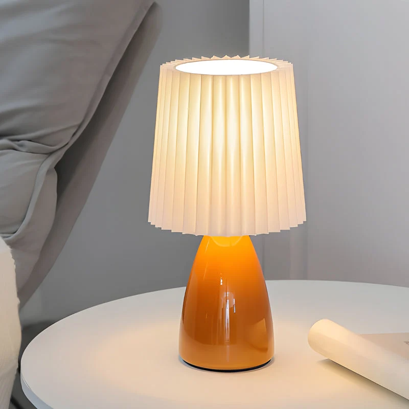 Stilren Bordlampe med Stofskærm og Glasfod samt USB-tilslutning