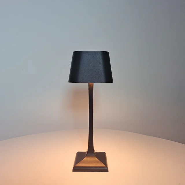 Elegant LED Bordlampe med USB-tilslutning