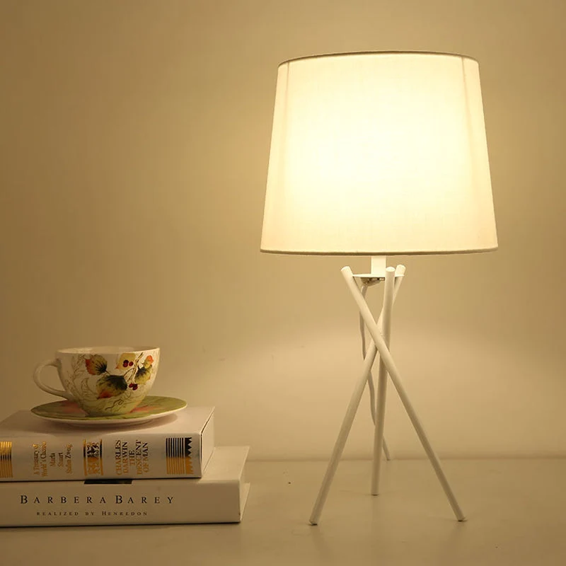 Stilfuld Bordlampe med Stofskærm