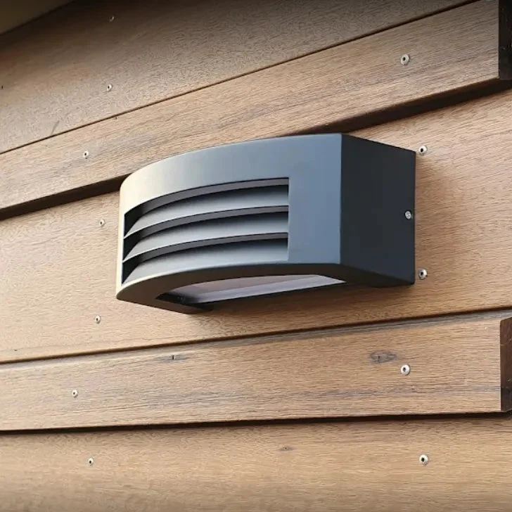 Elegant Sort Udendørslampe med Vejrbestandig IP54 Beskyttelse