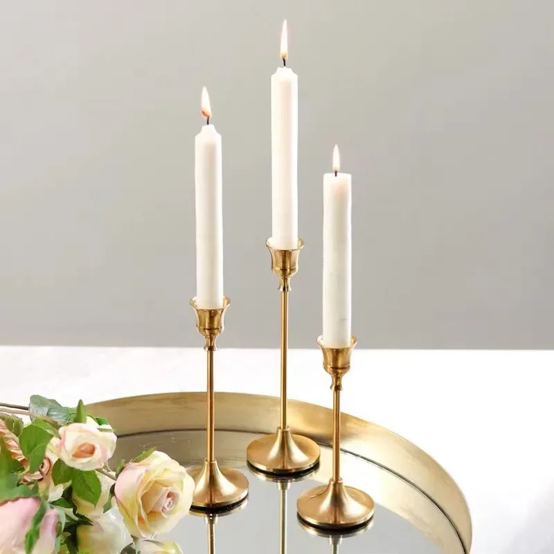 Elegante Guld Lysestager i Metal til Borddekoration