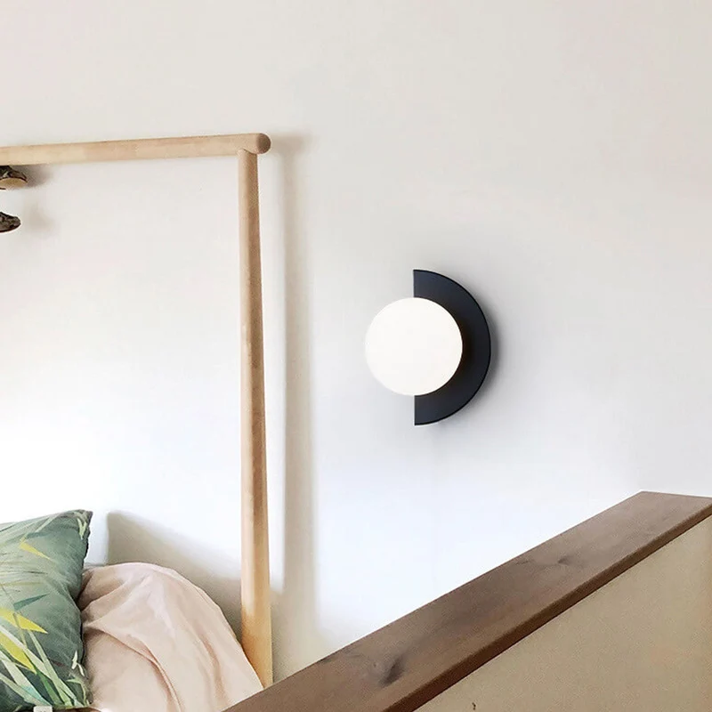 Elegant Væglampe med Glasglobe – Moderne Geometrisk Design