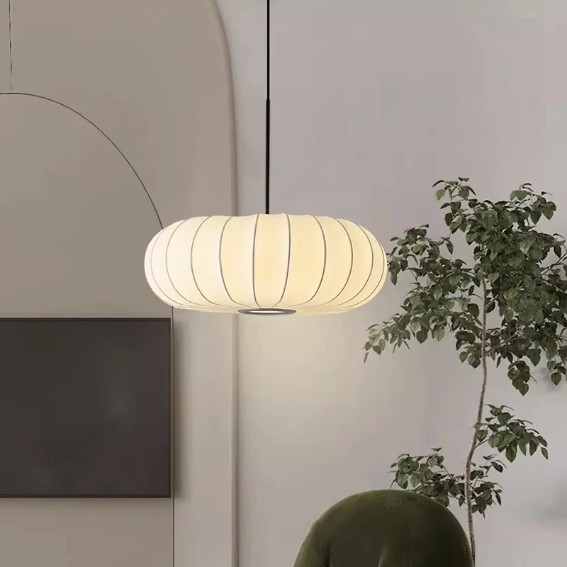 Japansk Inspireret Pendel i Naturligt Stof og Metal