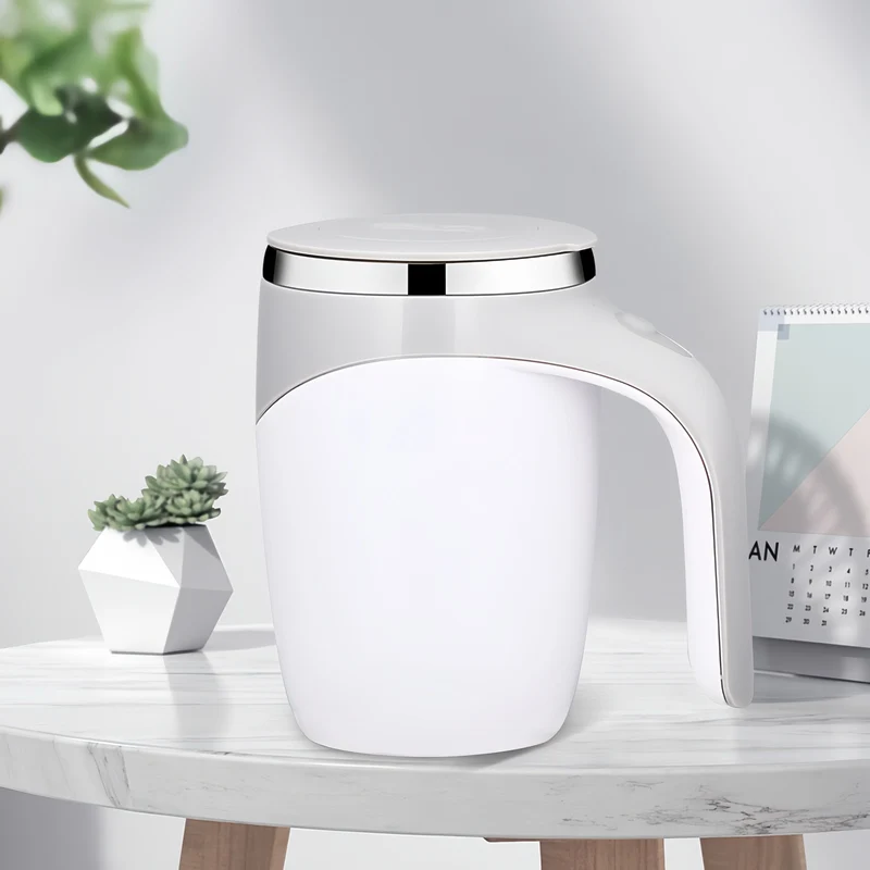 Magnetisk selvrørende kop til kaffe og te på farten