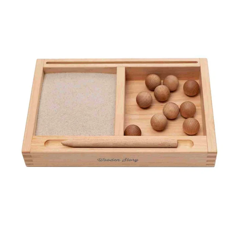 Liten Montessori sandskrivningslåda i trä med avdelare