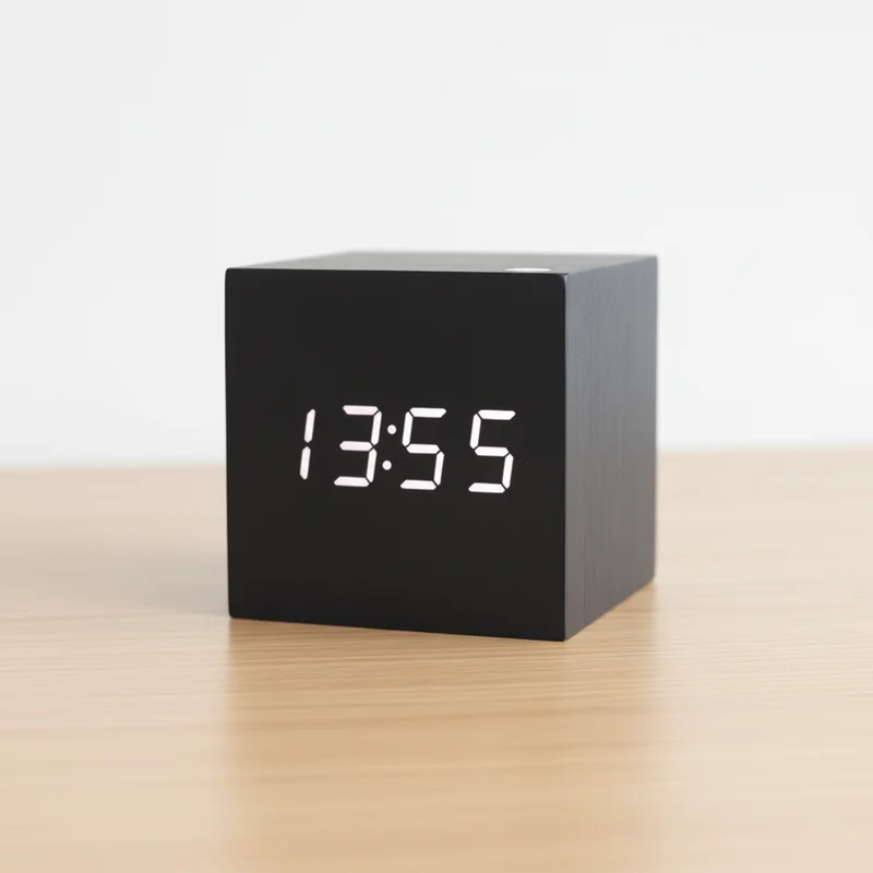 Digitalt Bordur i Trælook med Minimalistisk Design