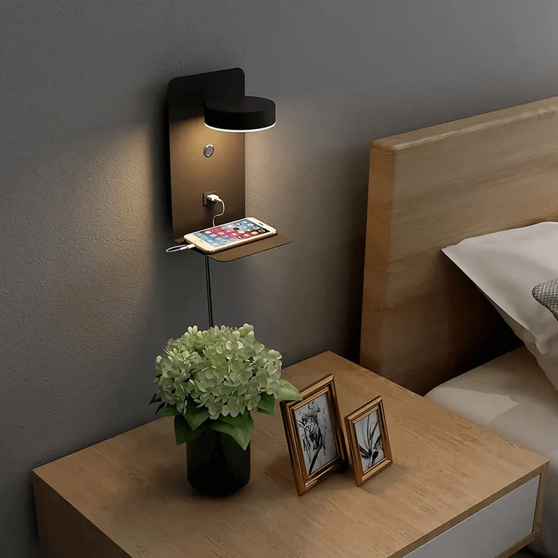 Justerbar LED Væglampe med Hylde og USB Opladning