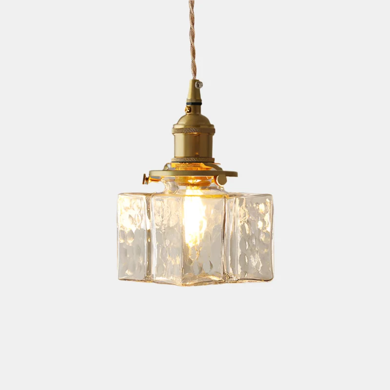 Elegant glaspendel med geometrisk design og varm belysning