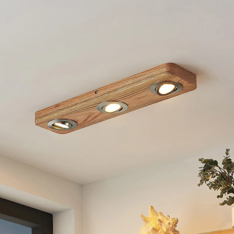 Taklampa med träram och LED-spots