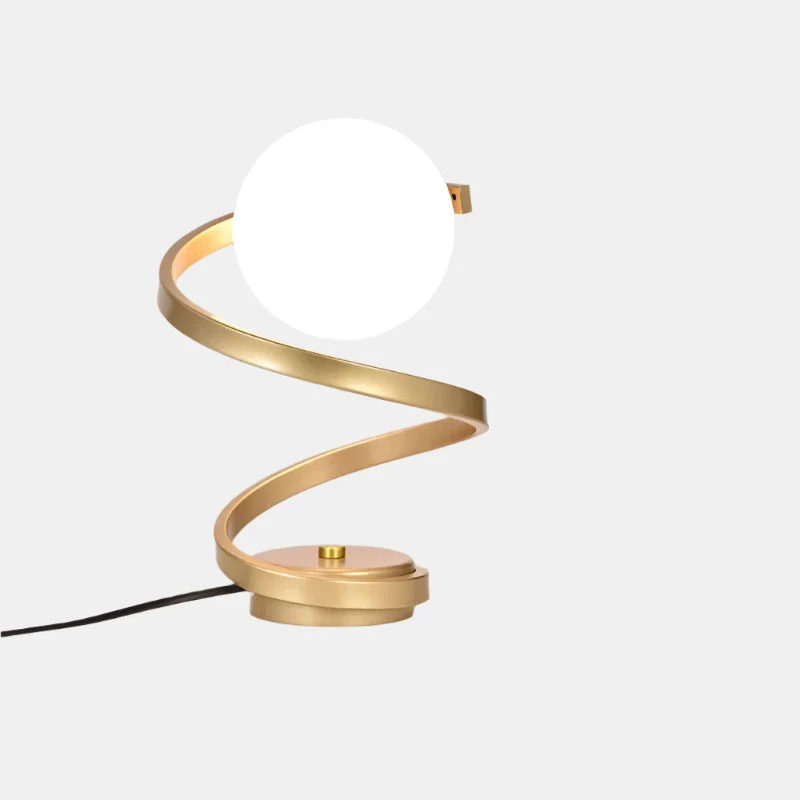 Gylden Spiral Bordlampe med Kunstnerisk Lysdesign