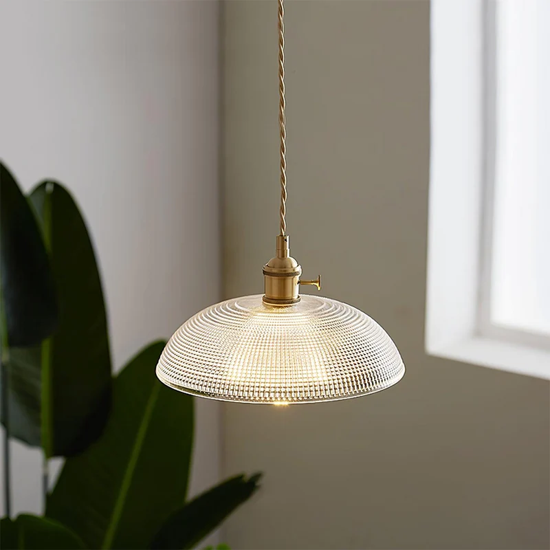 Pendellampa med ribbat glas-skärm