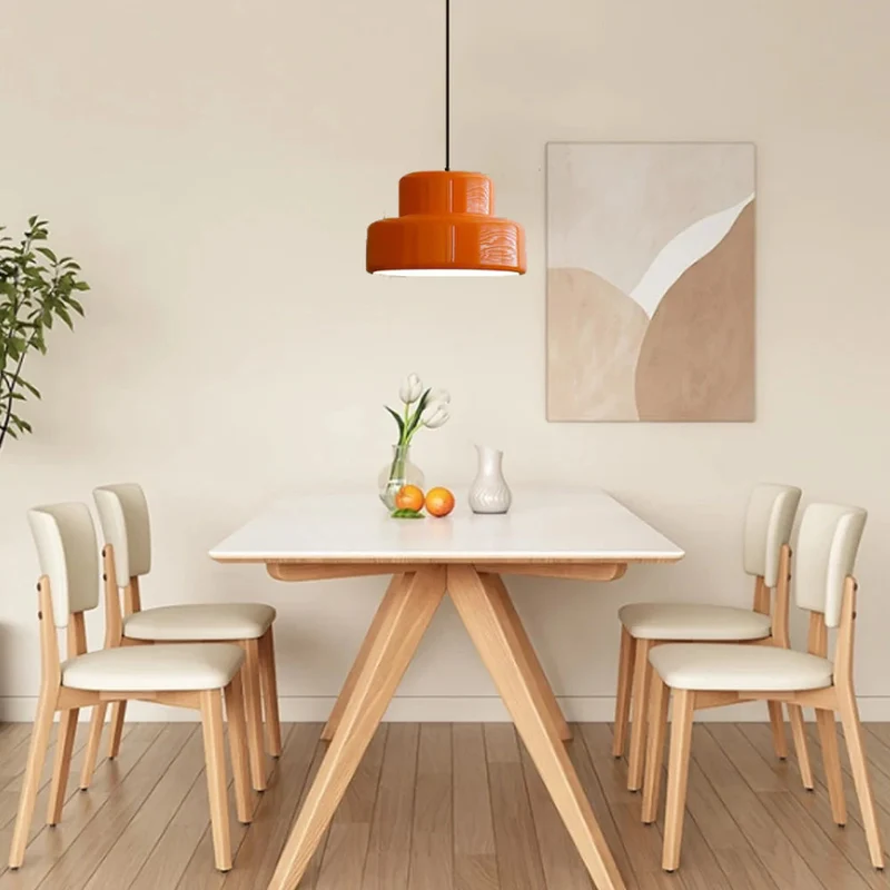 Pendellampa med orange metal screen