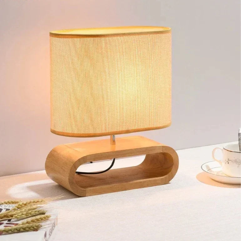 Nordisk Bordlampa Med Träbas – Tygskärm - E27 Lampa - Stilren Design - Ideal För Sängbord - Skrivbord - Vardagsrumsbelysning