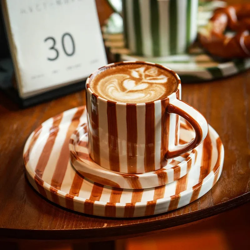 Elegant kaffesæt i keramik | Håndmalet krus og tallerken til sofistikerede stunder