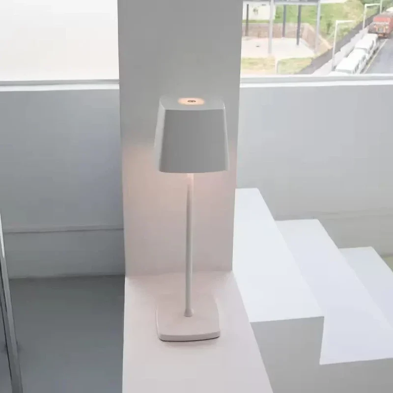 Trådlös LED Bordslampa – Uppladdningsbar - Varmvit - Steglös Dimming - Aluminium - Inomhusbelysning