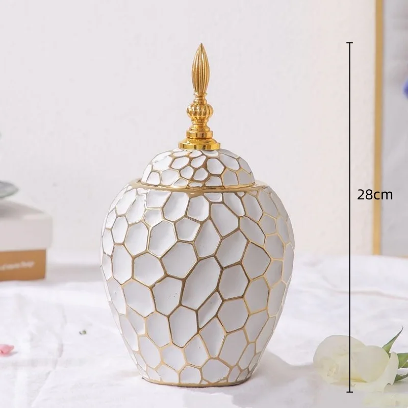 Elegant keramisk vase med gyldne detaljer