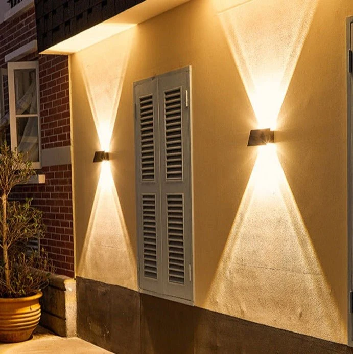 Solardrevet Udendørslampe med Smart Sensor & IP65 Beskyttelse