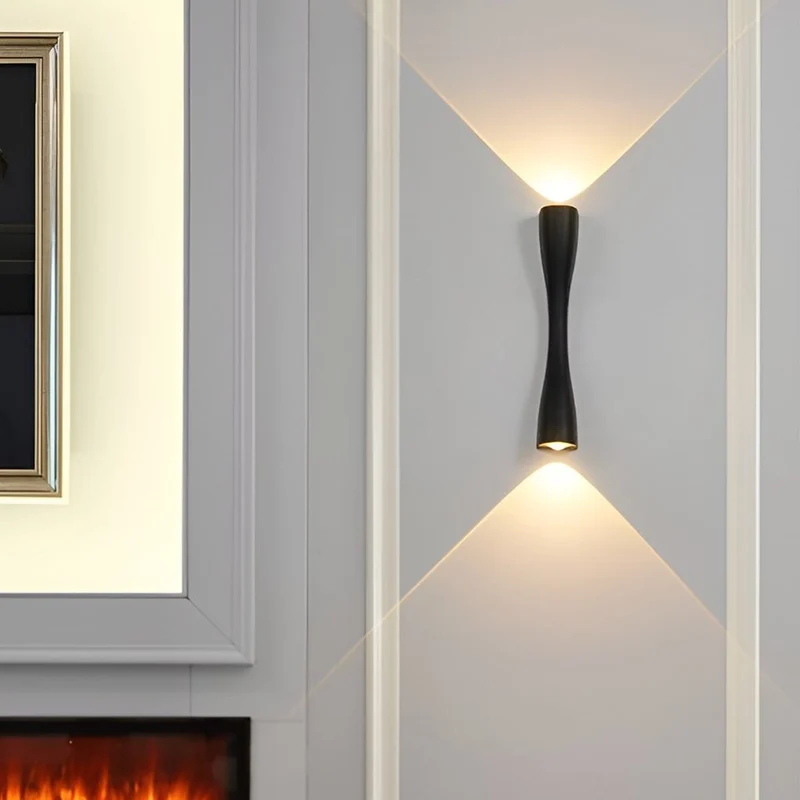 Eksklusiv LED-væglampe med elegant metalfinish